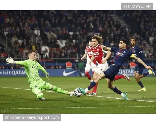 巴黎FC排出4-1-4-1阵型，摩纳哥使用3-4-3攻击性布局